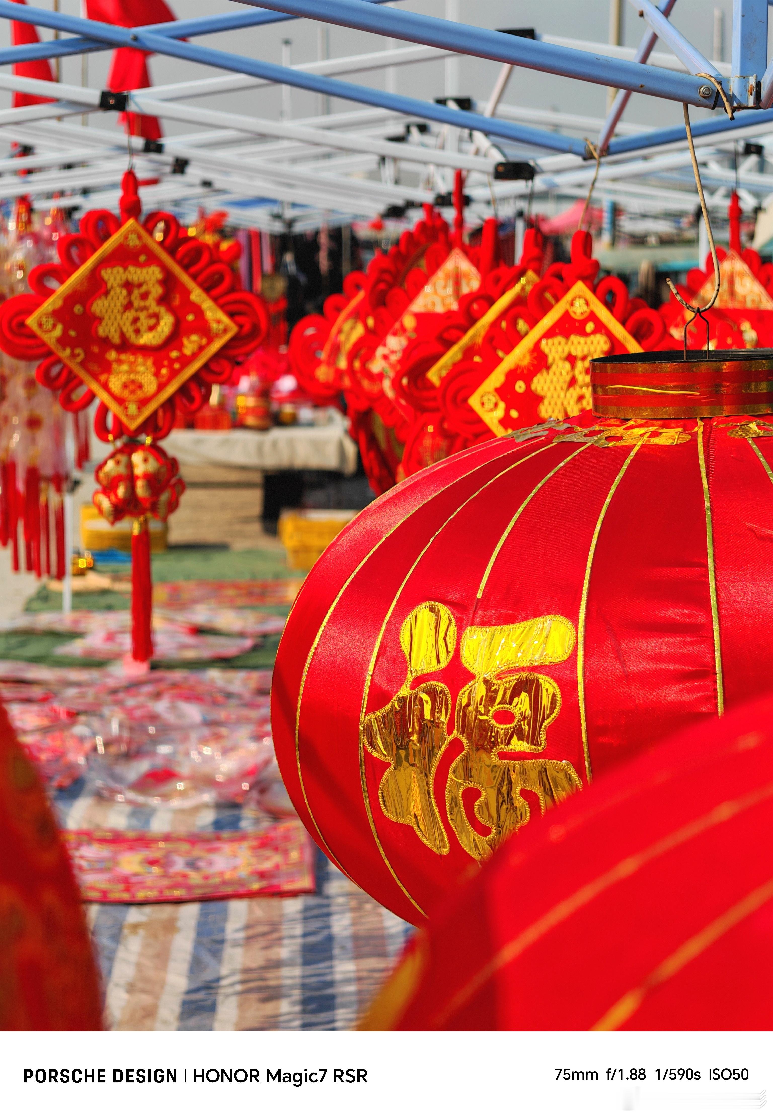 身边的年味  连云港赣榆石桥新年大集，大红灯笼送福来。  