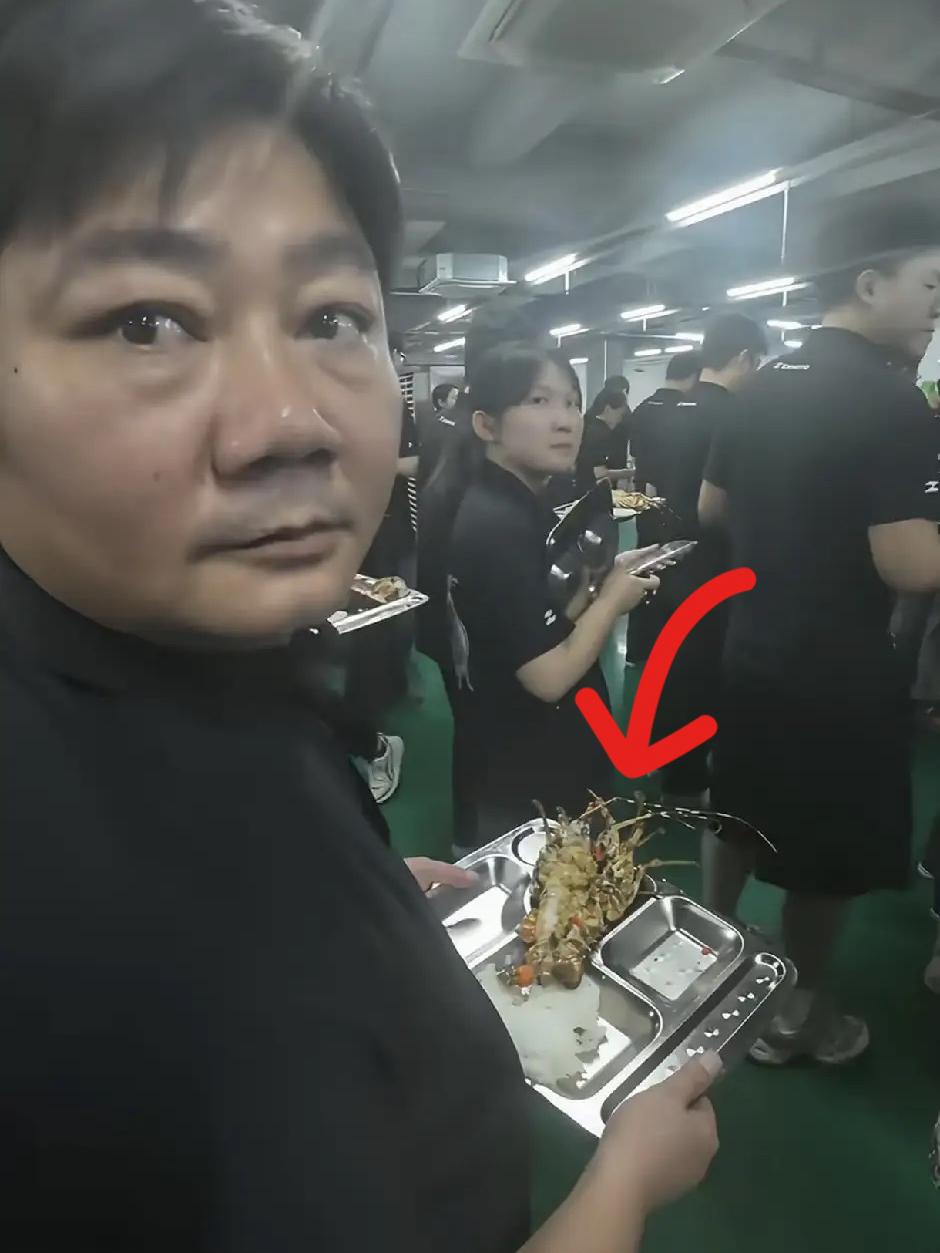 我一个在张雪公司上班的朋友说，张雪本人和电视上的他根本不一样。电视上他是那个风风