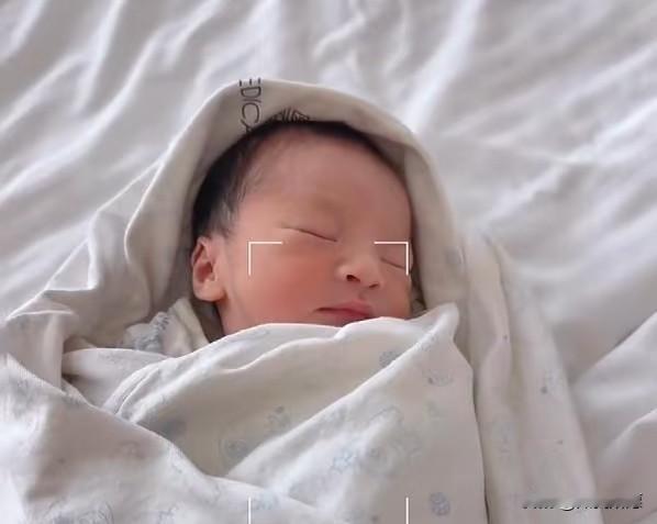 小马宝儿颜值爆表，
网友：比小霖霖小玥玥会投胎！
小马宝儿闭着眼都遮不住高鼻梁，