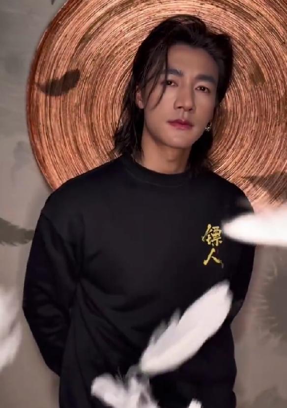 和伊玄与羽毛的关联，并非福利活动，而是《镖人》经典设定
最近很多人混淆了“羽毛”