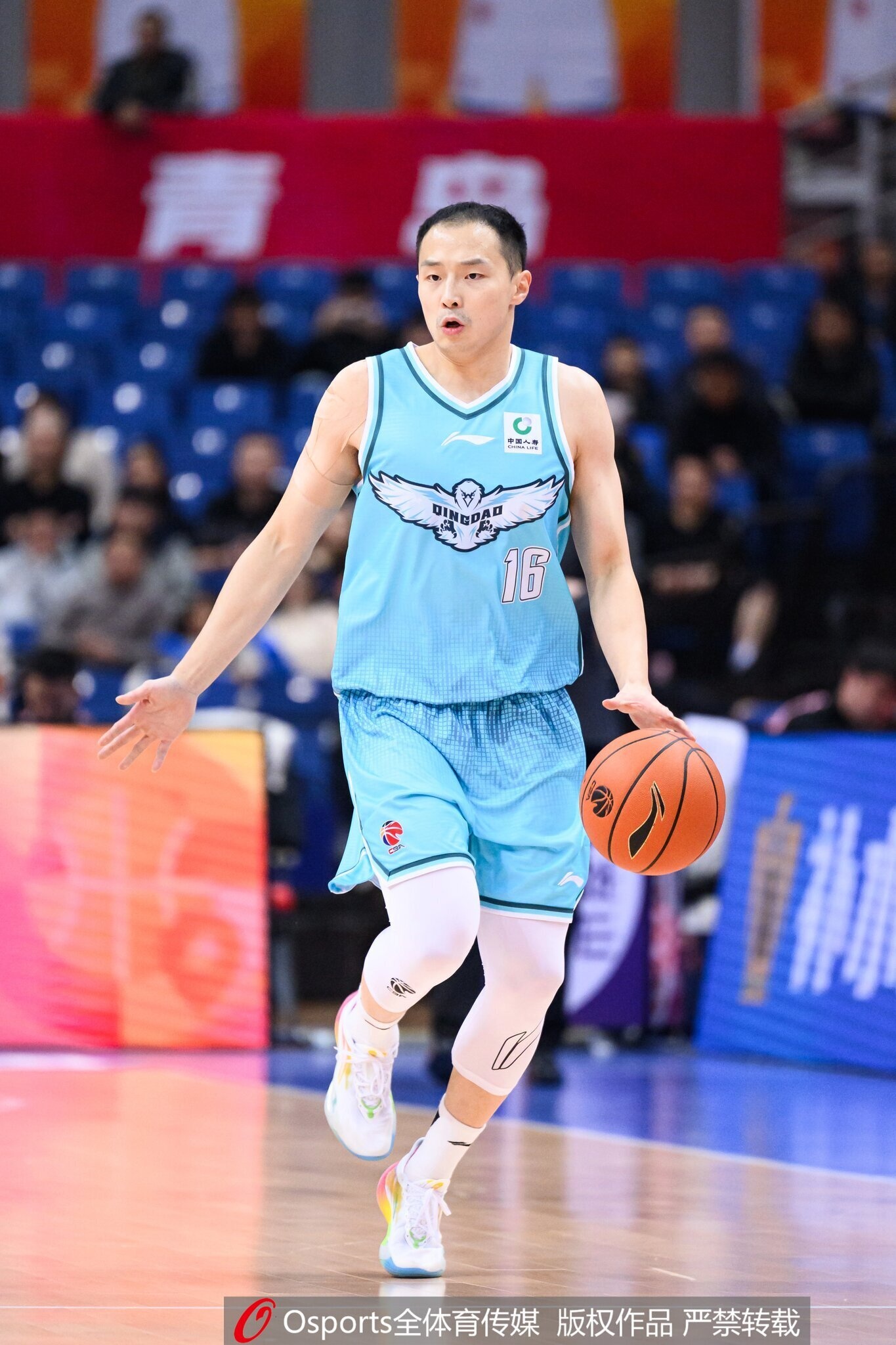 媒体人：青岛连续三个失误令人扼腕 王奕博传米奇的球过于直白