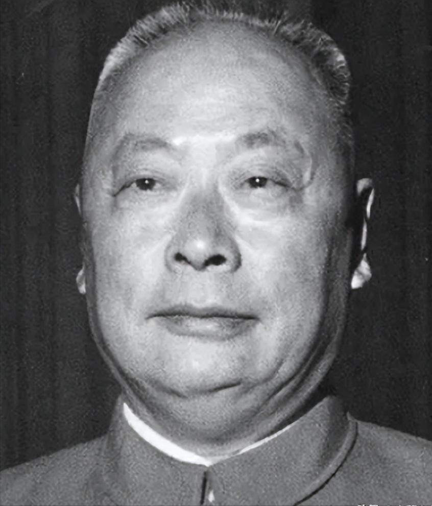 1949年5月，上海解放不久，时任上海市长的陈毅，常便衣轻行，到街头巷尾了解民生