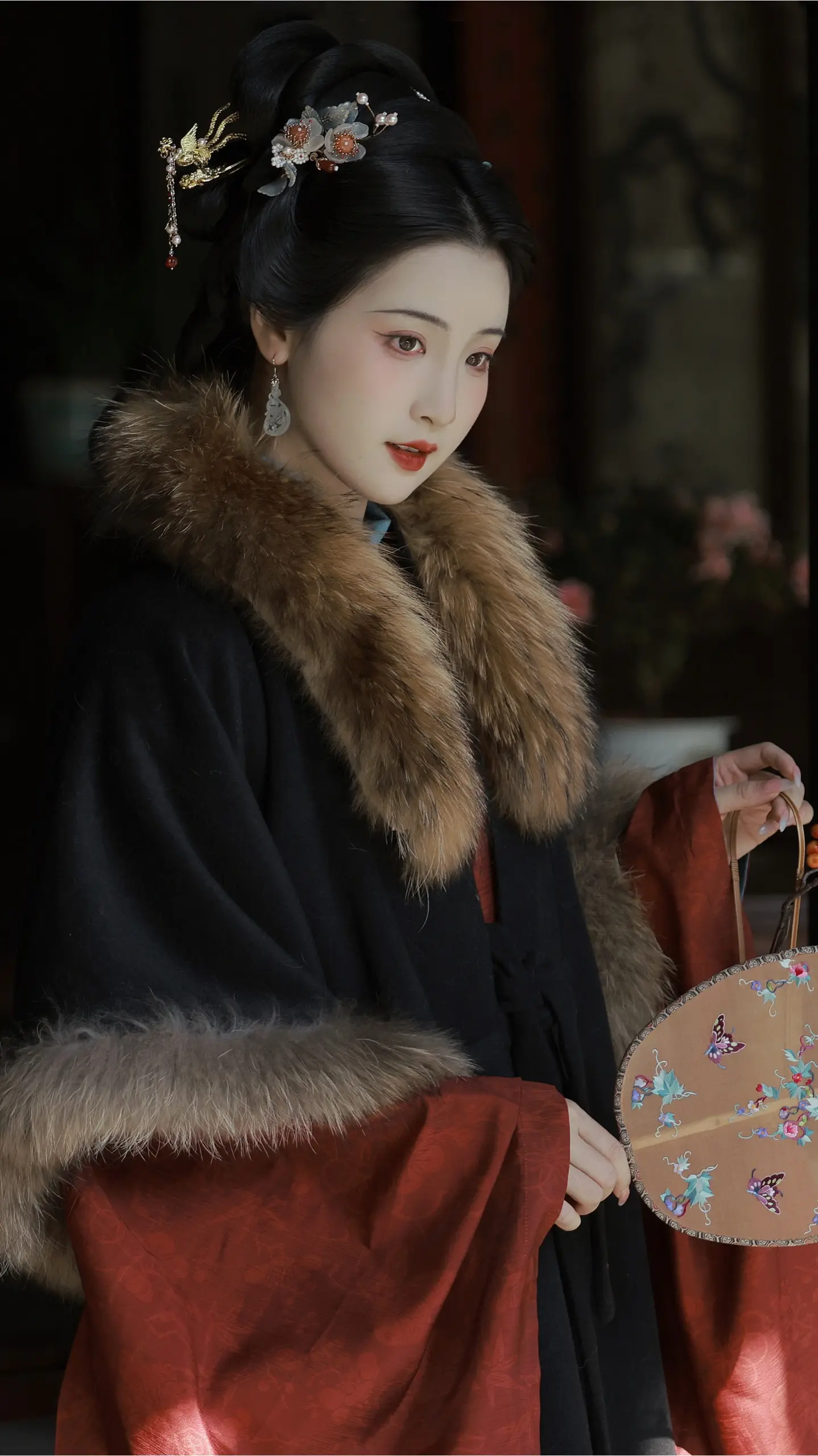 她自画中来。出镜：金儿 金儿总像画一样，喜欢苏州的园子和调调。