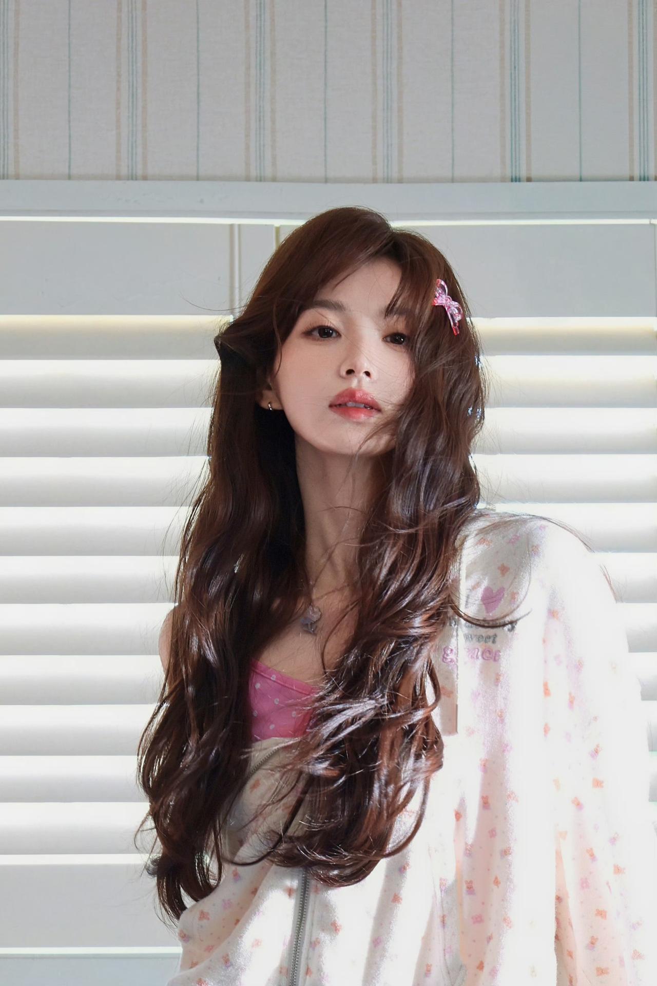 田曦薇阳光下的卷发甜妹，粉嫩元气妆造少女感爆棚
