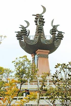 武汉市江夏区九凤街九头雕
  武汉江夏九凤街有个特别的存在——九头雕。九凤街旁曾