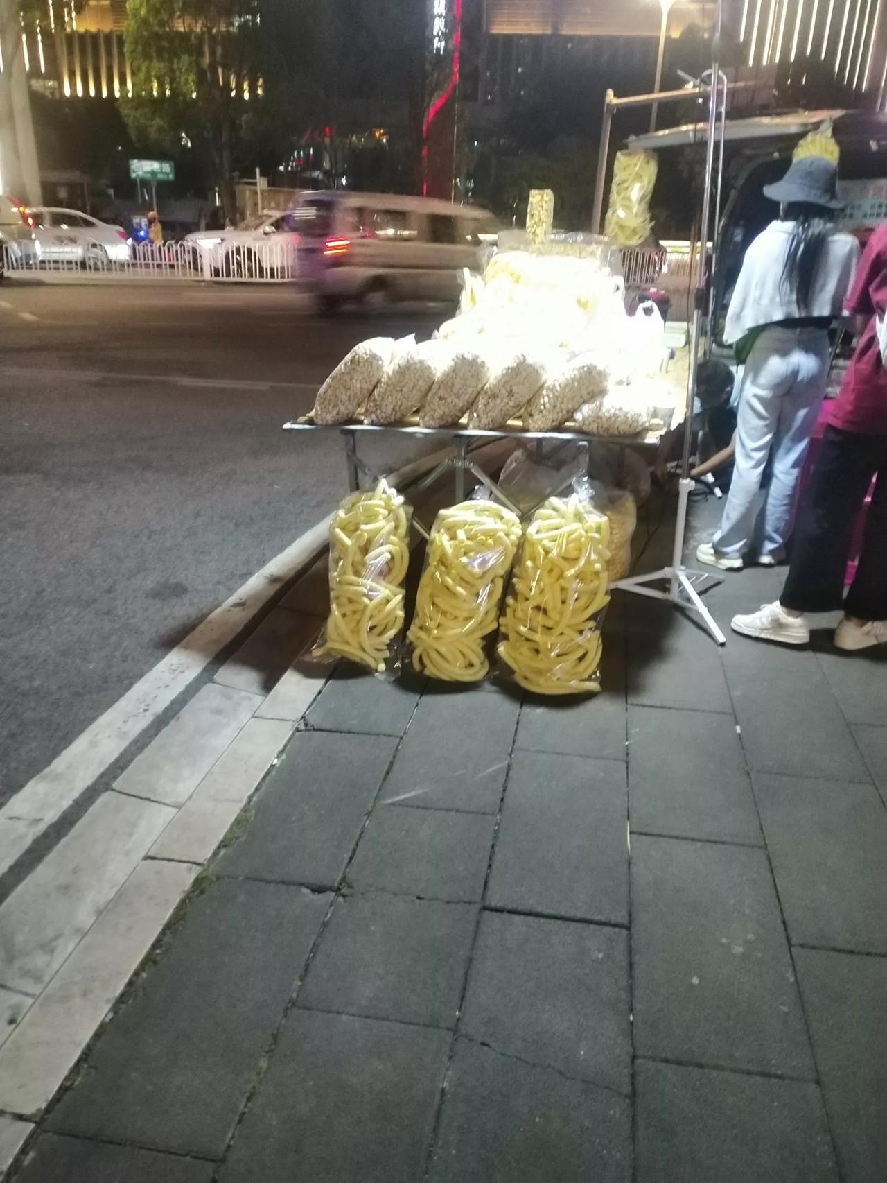 今日，在街头的拐角处，目光偶然间被一抹熟悉的金黄所吸引。那是玉米炸成的长根圆形的