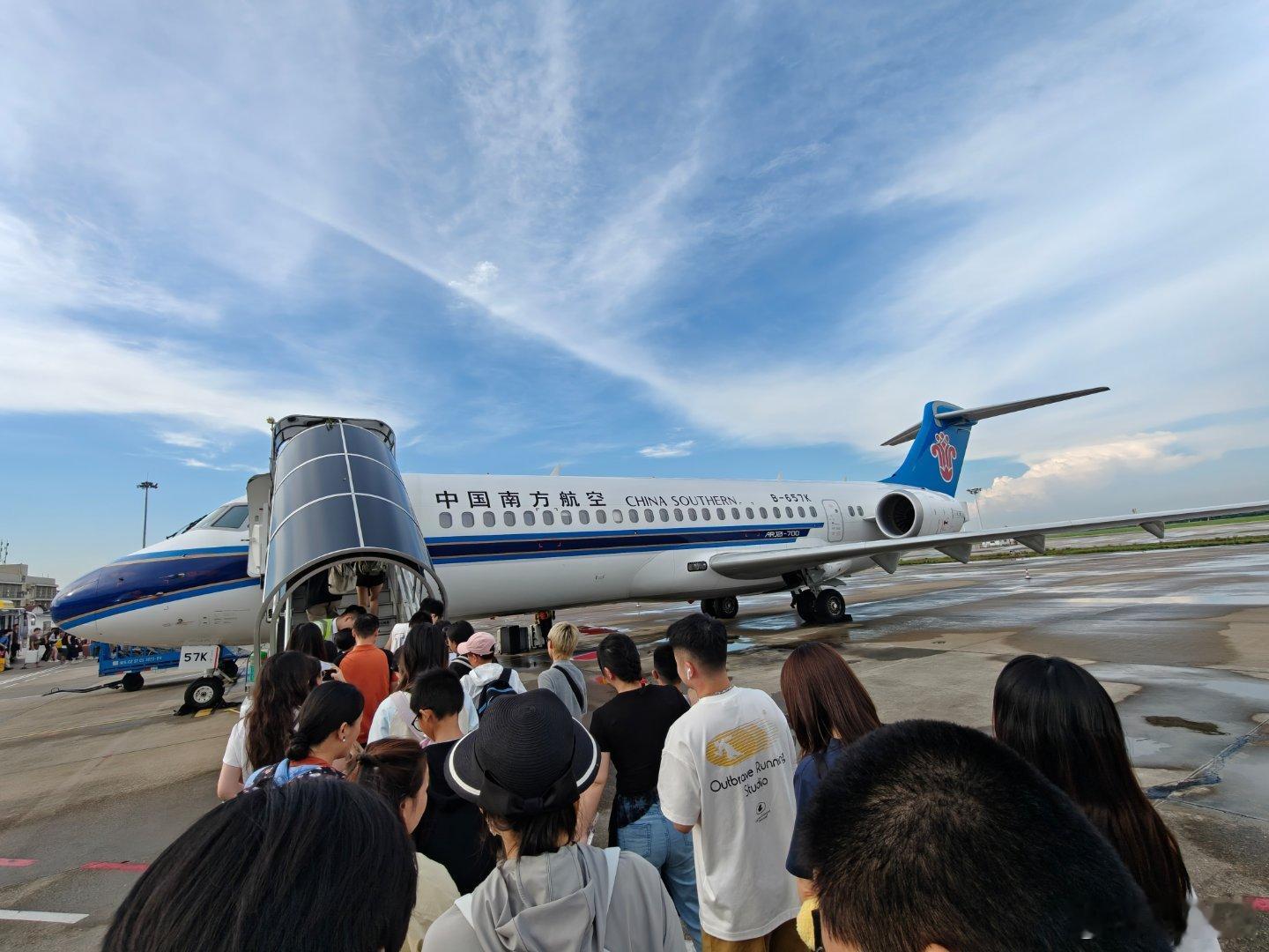 中国商飞的ARJ21-700，国内有一百多架，竟然第一次坐。很新，感觉不错！ ​