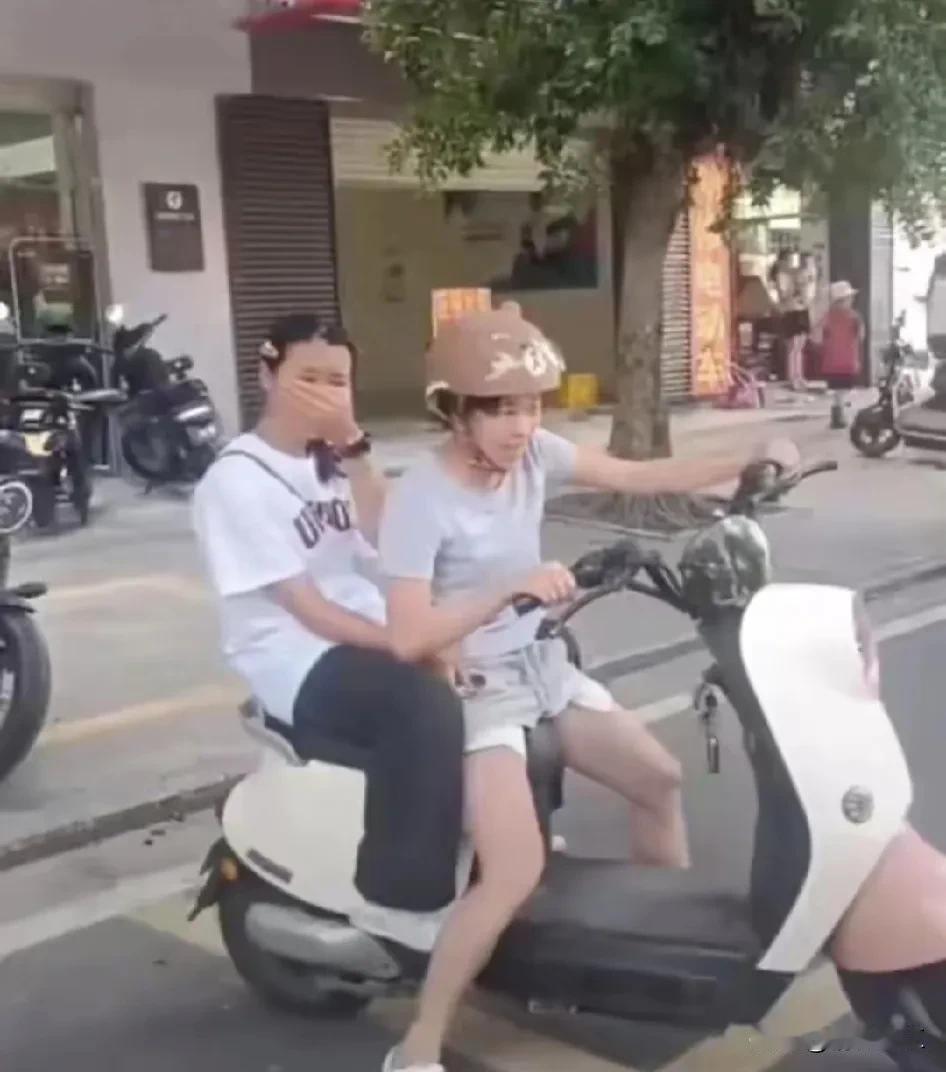 虽然是大名鼎鼎的奥运冠军全红婵，但是她终究是17岁的未成年人，天真活泼、开朗可爱