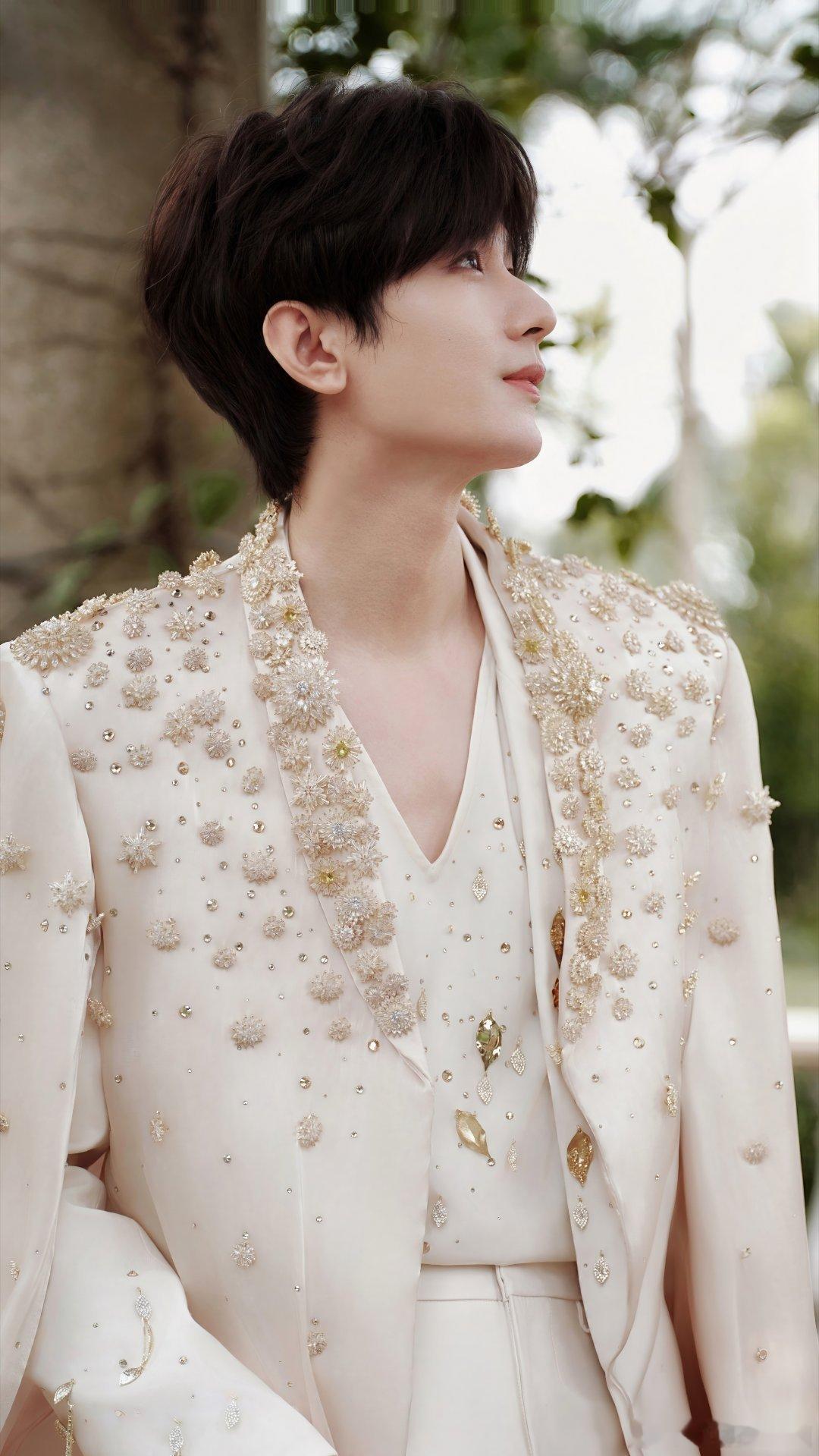 成毅，看你演戏如观一场梦，角色是梦景，你是造梦的光。