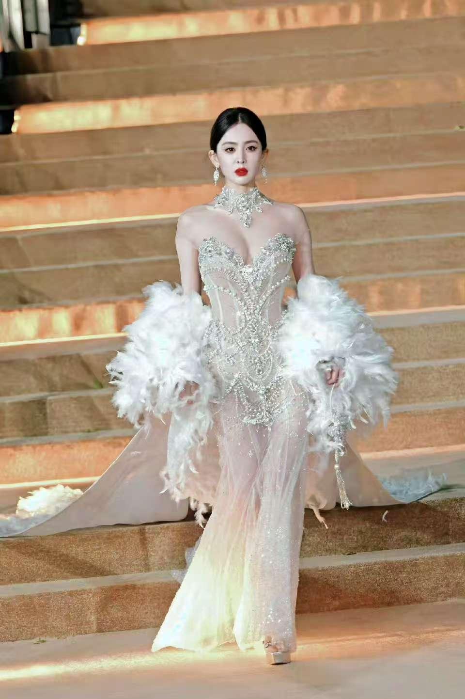 娜扎的红毯造型一次又一次刷新颜值天花板，从鎏金楼梯上缓缓走下的瞬间，直接让全网网