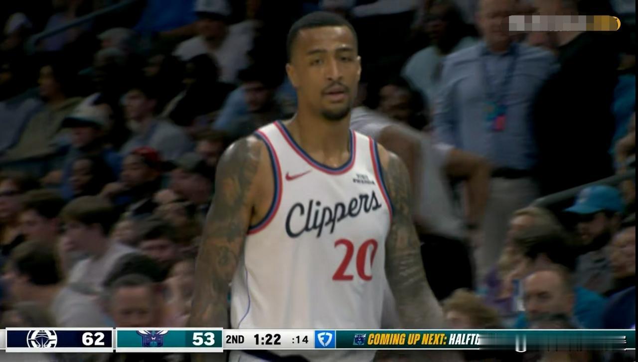 快船大将科林斯真是不可救药了！在今天快船客场挑战黄蜂的比赛中，目前双方的上半场比