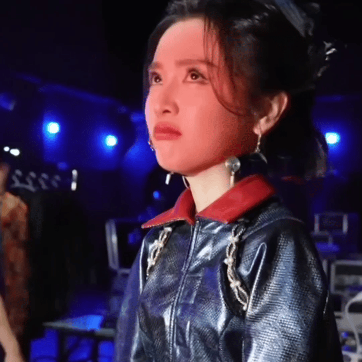 仪锤定音是香姑.吴宣仪 气鼓鼓红彤彤的好可爱