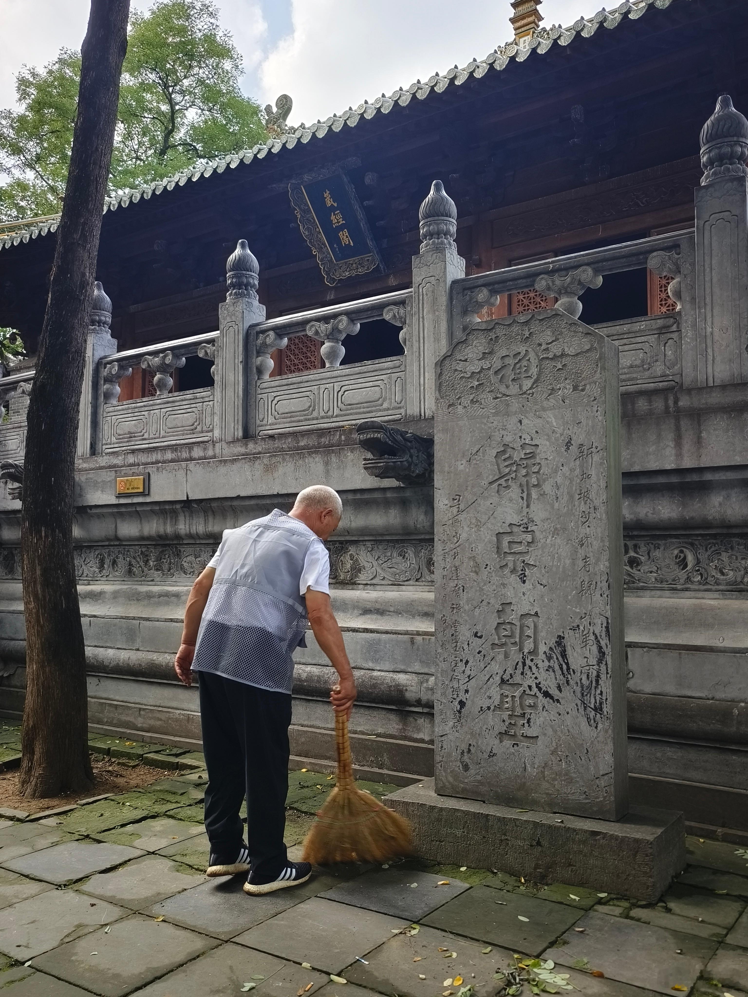 抵达少林寺，在藏经阁门前偶遇 登封·少林寺