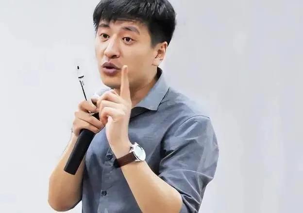 刚刚，张雪峰的一句话又戳痛了大家的神经……
他感慨道：“寒门最大的劣势，其实不是
