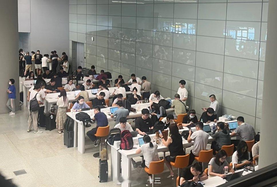 台风上海虹桥机场班味好重你不说我以为是一家公司，去浦东就是放年假去度假。去虹桥就