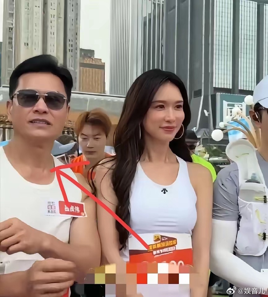 大家只看到了，51岁的林志玲跑马拉松，却没有发现他身边71岁的吕良伟，看起来比她