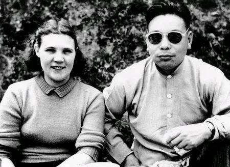 1939年，蒋经国的妻子蒋方良，突然当众脱掉自己的衣服，扯着脖子喊：“为什么软禁