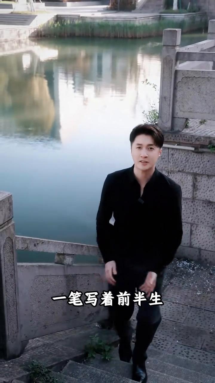 人字有两笔，一笔写着前半生，一笔写着后半生。前半生写着执着，后半生写着放下。