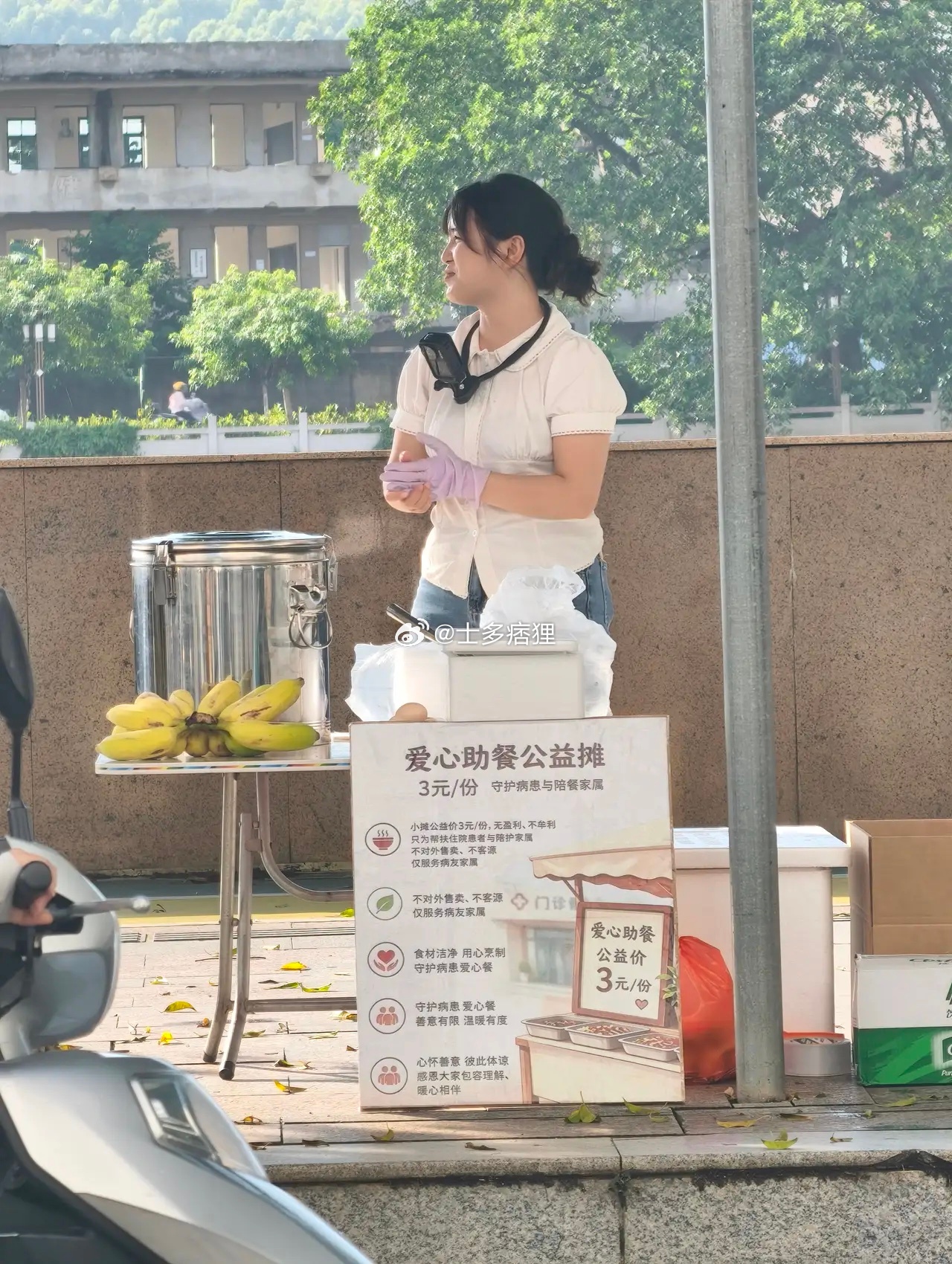 3元有汤有两个菜，还有一根香蕉，这个价格确实没有盈利，希望能坚持下去 