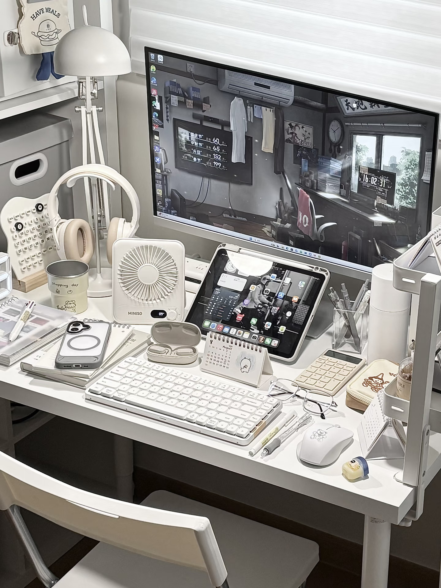 博主宅家办公的书桌～🌧️💻🎧