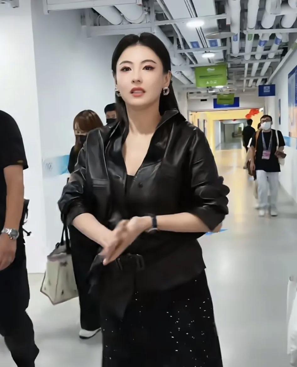 刚刚看到张柏芝在演唱会上的视频不知道你们有没有注意到，张柏芝这走路的姿势看起来有