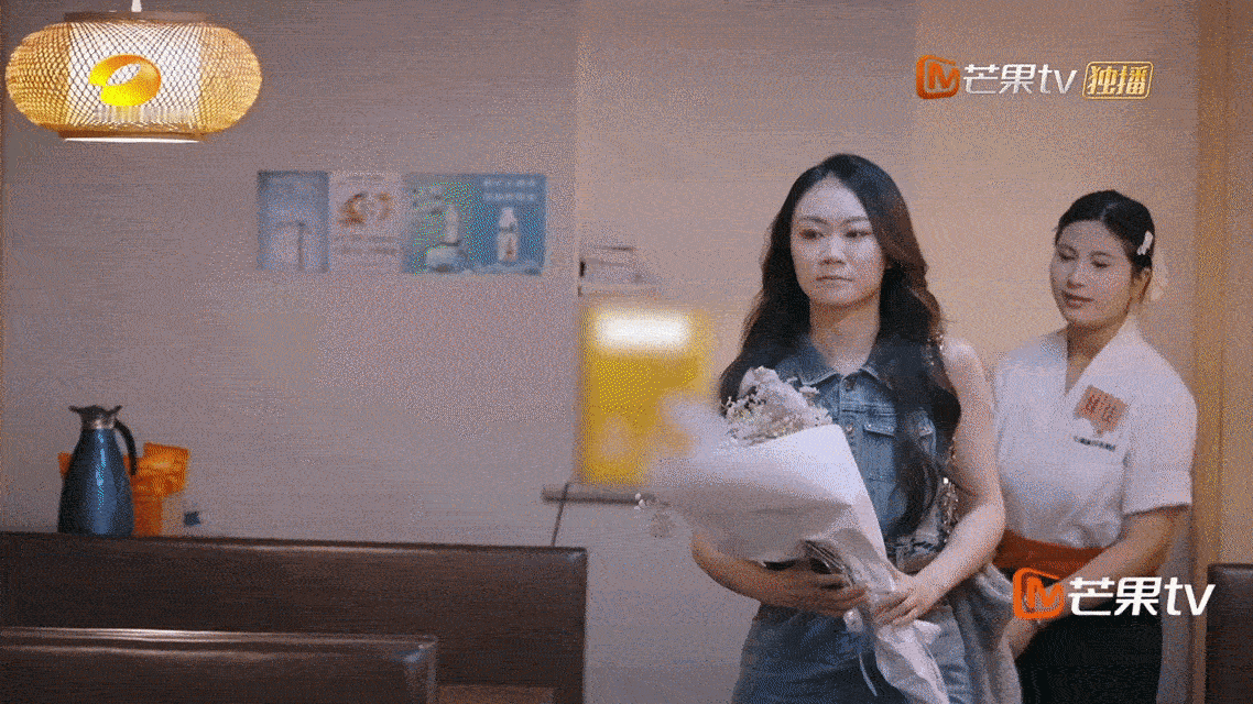 女老板和男博士相亲主动送花老板是新人 谁说相亲只能男方示好？黄渝湘用一束亲手挑选