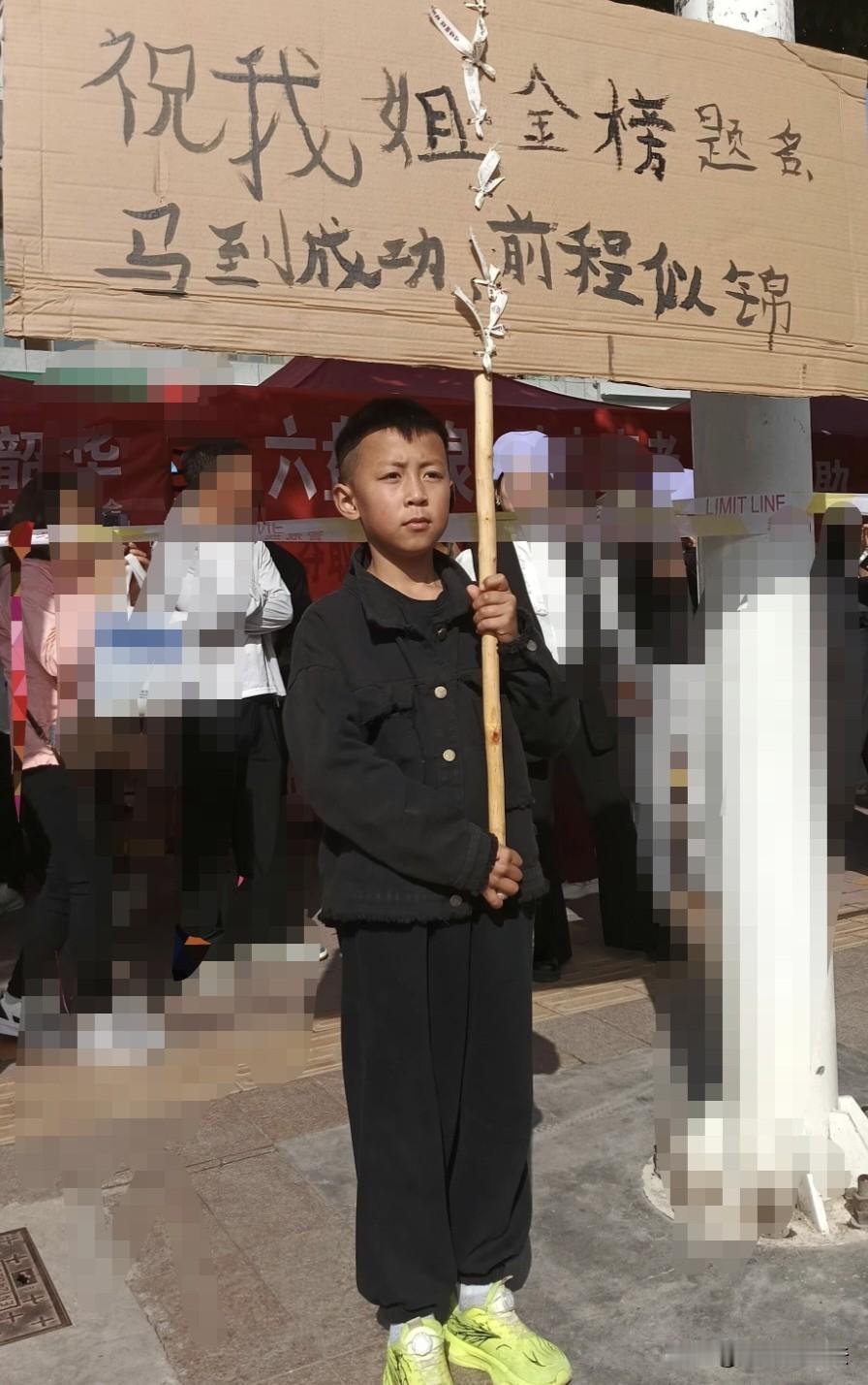 考场外那点最暖的光