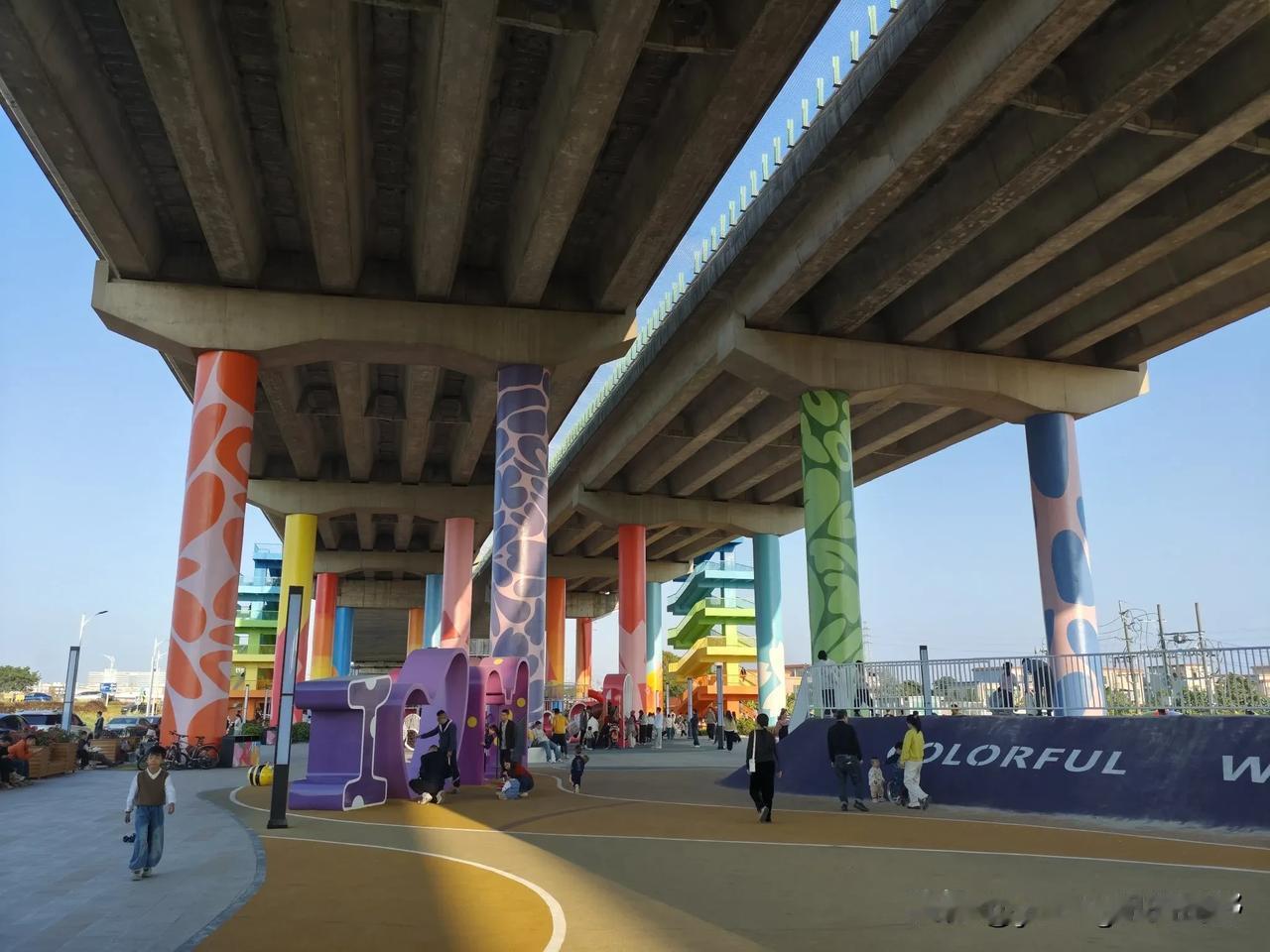 建在桥下的儿童乐园。这里是广州南沙区高新沙水库旁，黄榄快速路桥下的一处新建的儿童