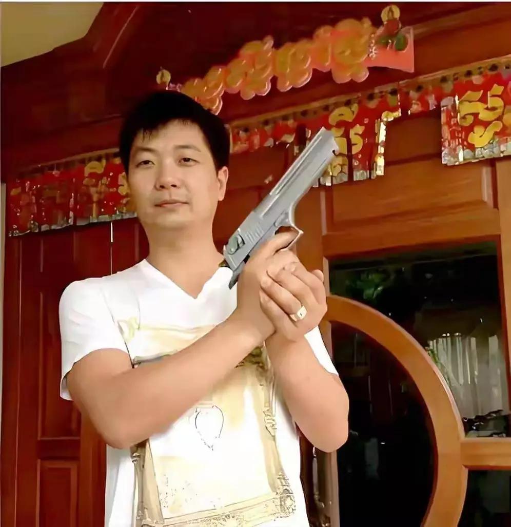 电诈二把手，央视还为他拍过专题片。柬埔寨安徽总商会会长刘忍，曾经可是官方媒体的宠