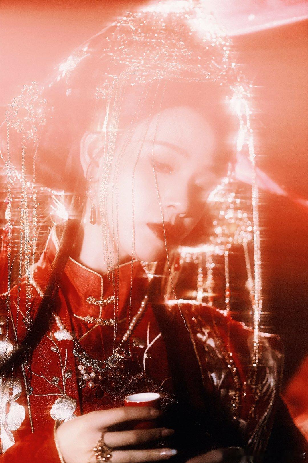 #唢呐一响陈瑶红嫁衣登场# 真的太懂陈瑶河神新娘的杀伤力了！那画面太美太震撼，中