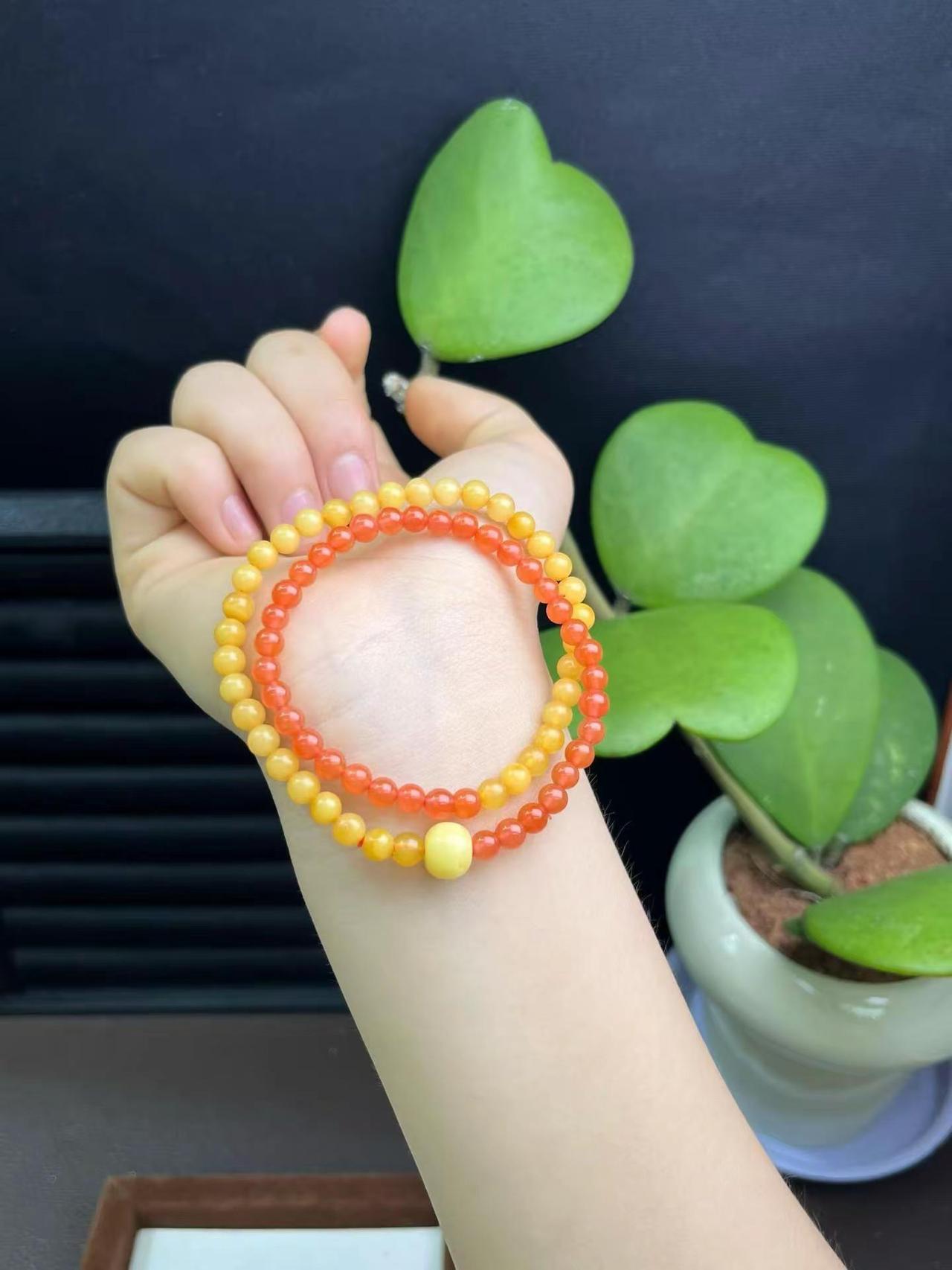 精美南红➕蜜蜡双圈手串📿  直径5毫米  上手超美🥰  支持国检