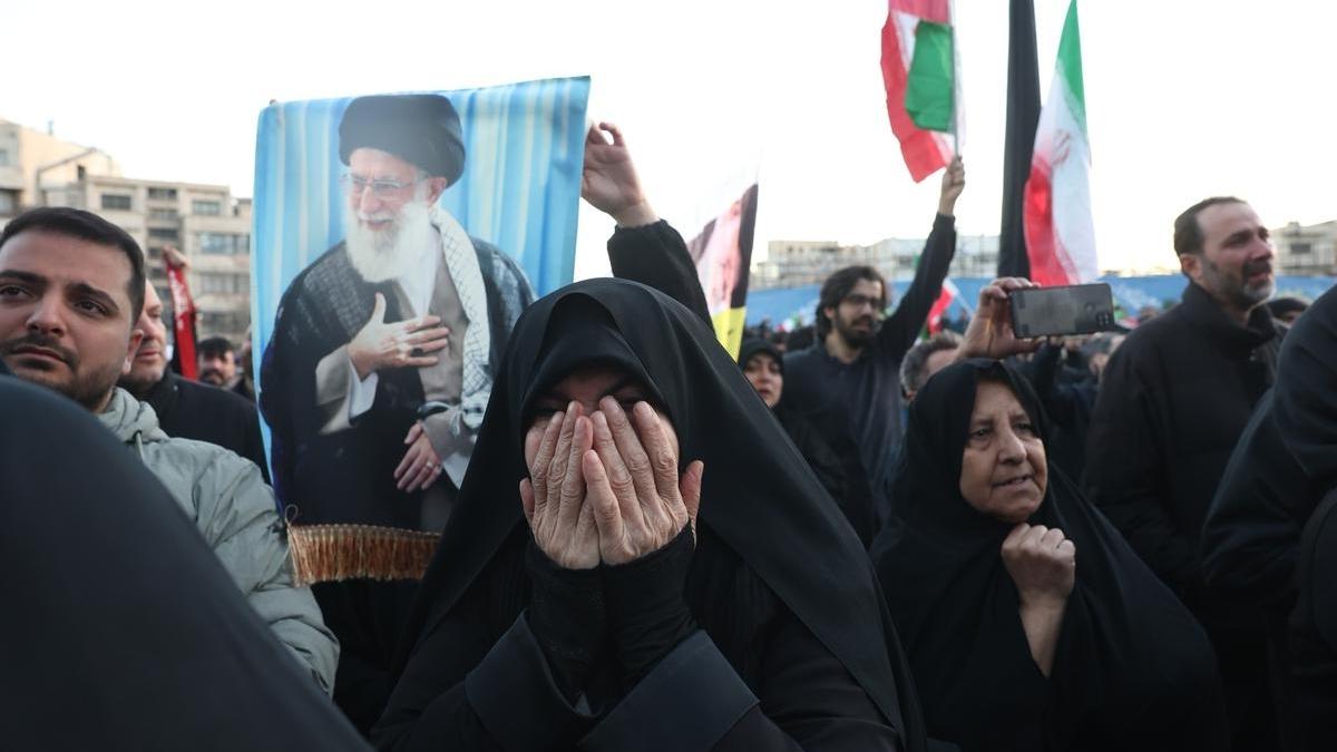 当初全网催着卖歼-10CE给伊朗，我们却咬牙不松口。如今再看，这哪是保守？分明是