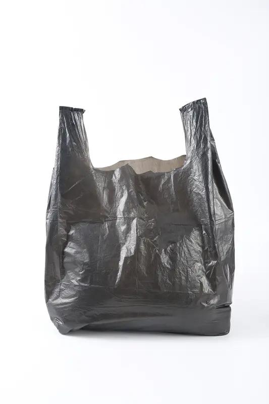 1月21日辽宁，女子刚从银行取12万现金出门，将现金放黑色塑料里挂电瓶车把手上，