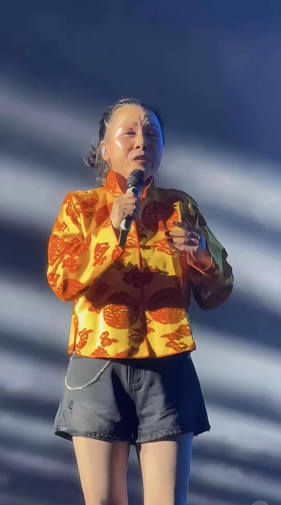 田震以家庭为重心，偶尔出去演出，身体比之前稳定了许多，现在过着平静而低调的生活。