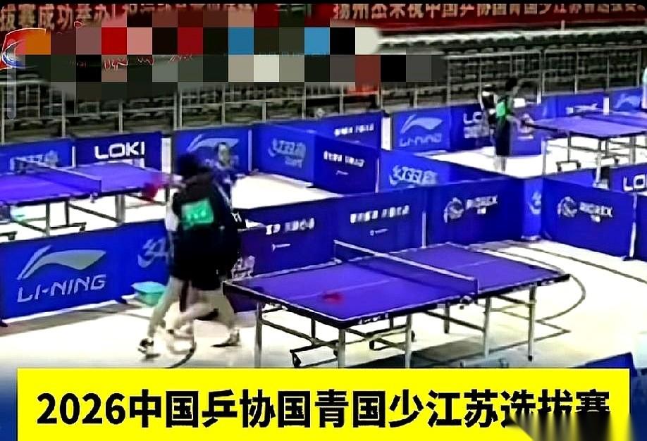 据央视网报道，7月27日扬州体育公园的14岁组乒乓球半决赛现场，前国手曹彦涛的亲