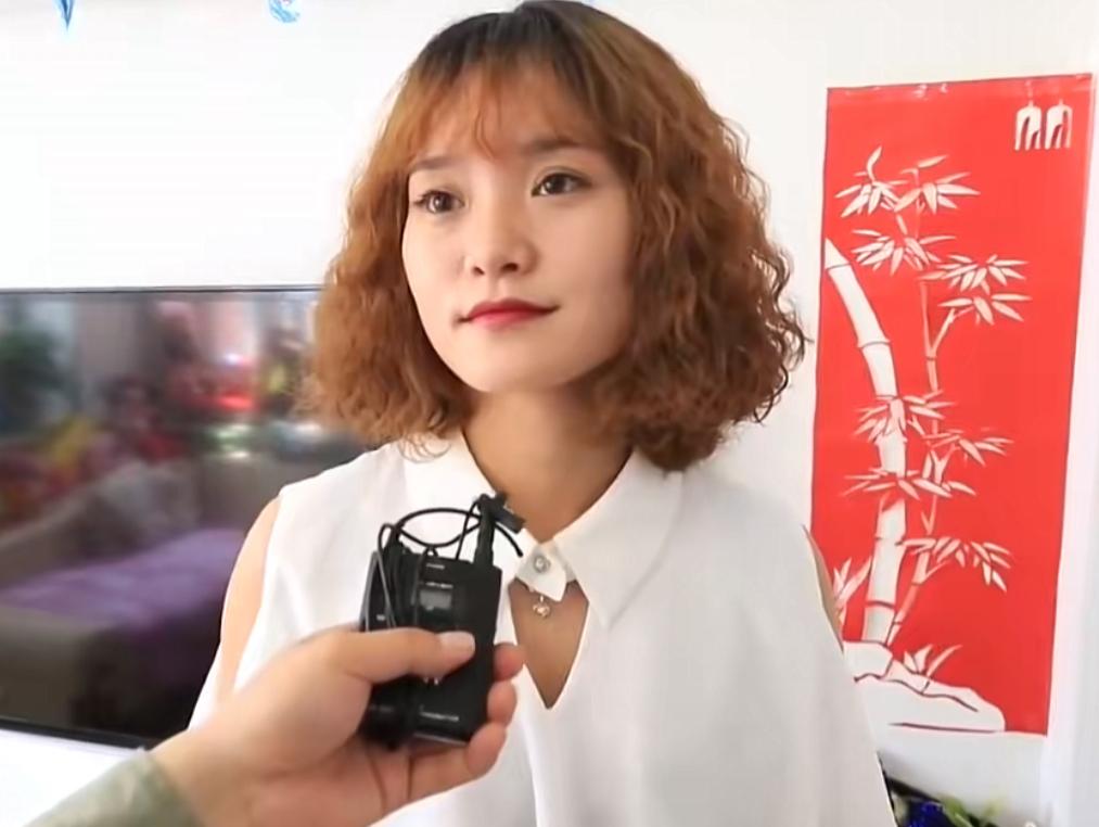 近日，钟美美首次公开了母亲的长相，多少网友都惊呆了。本以为是位年过半百的阿姨，结