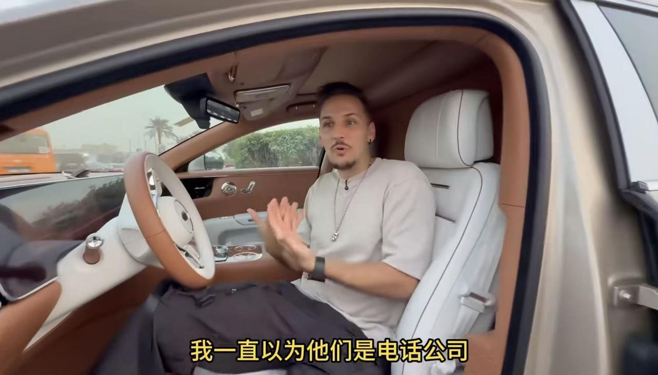 别再说中国汽车只会抄，尊界S800第一个不服
用手敲内饰面板确认水晶件是真晶体而