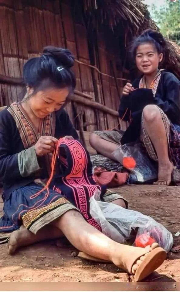 这是我们老挝苗族75年时候的老照片，不知道当时和中国的生活质量相比怎么样。#中老