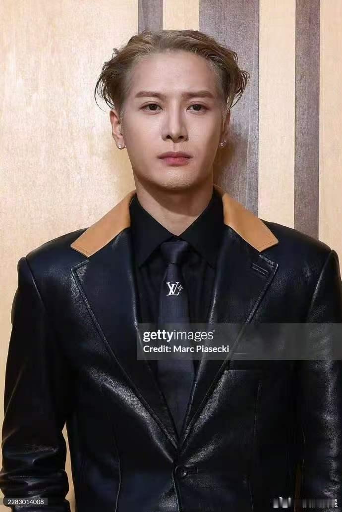 王嘉尔巴黎健身房偶遇朱一龙王嘉尔巴黎偶遇朱一龙举铁 不愧是内娱自律天花板，在巴黎