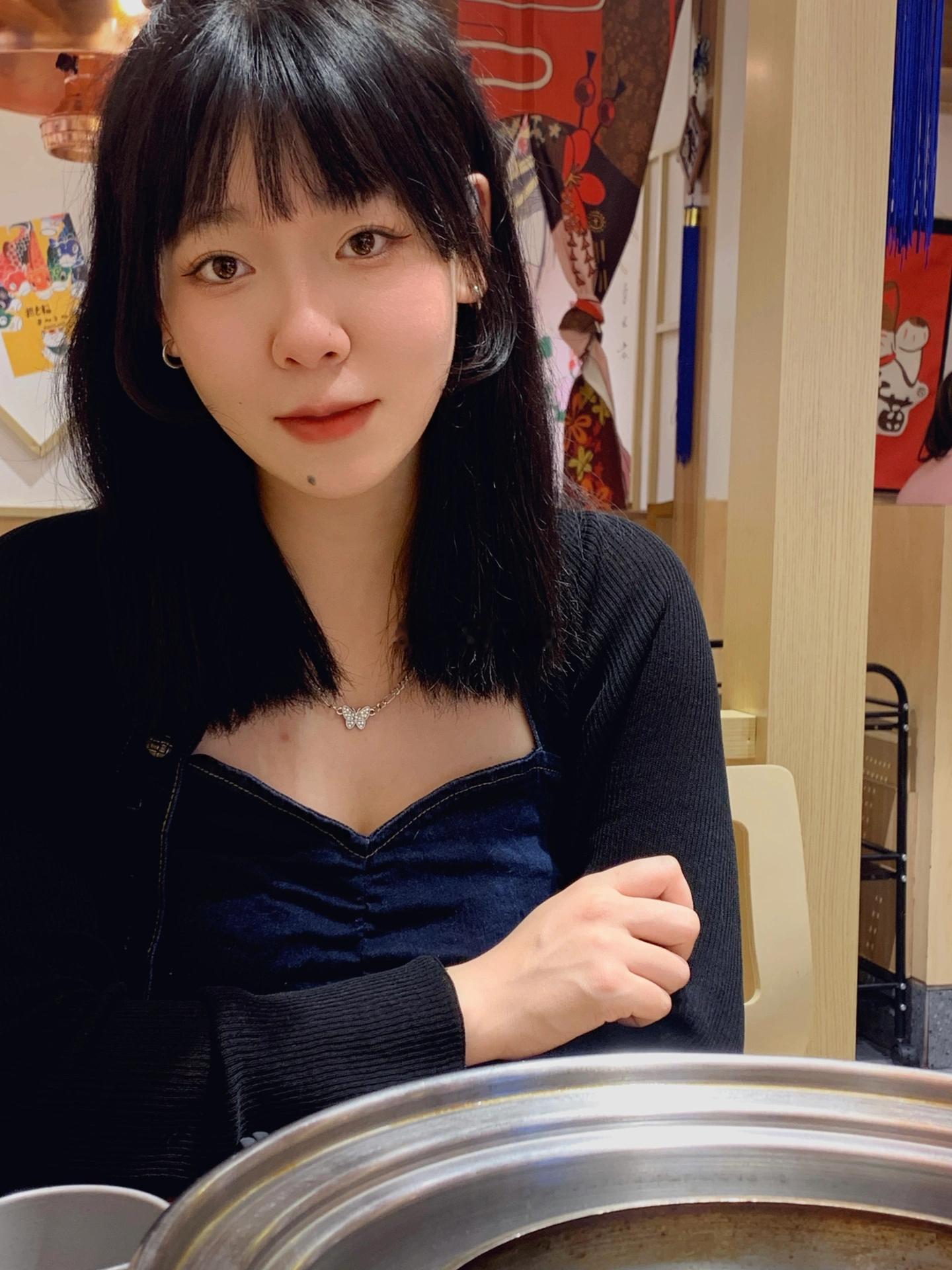 瘦的姑娘她坐着好看 站着好看穿裙子好看 穿裤子好看微笑好看 傻笑好看 不笑也好看