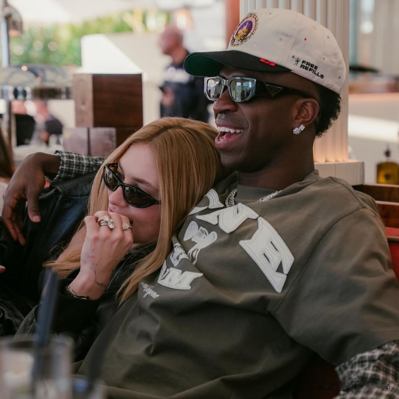 最新动态：维尼修斯的女友弗吉尼亚·丰塞卡的前任伴侣泽·费利佩（二人育有3个孩子）