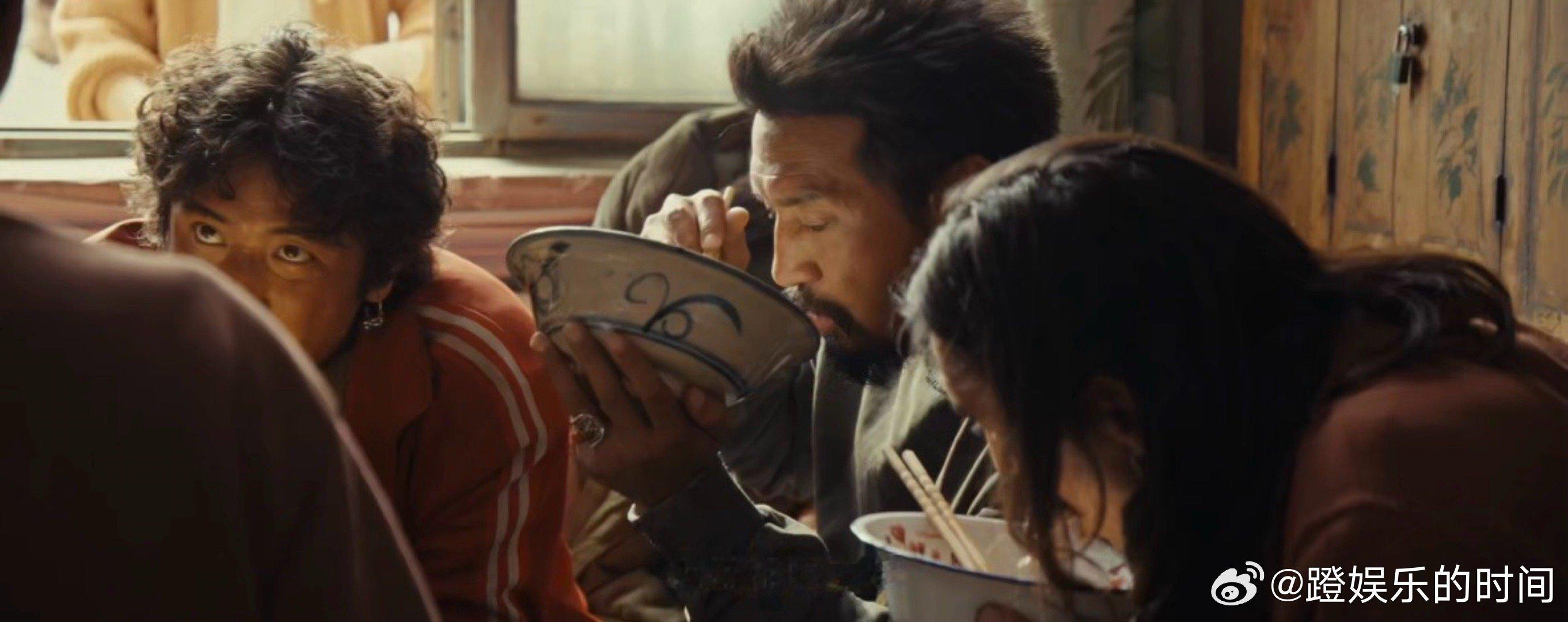 在最该赚钱的年纪选择倒贴上班 《生命树》中的选择太动人！多杰、白菊和巡山队，为护