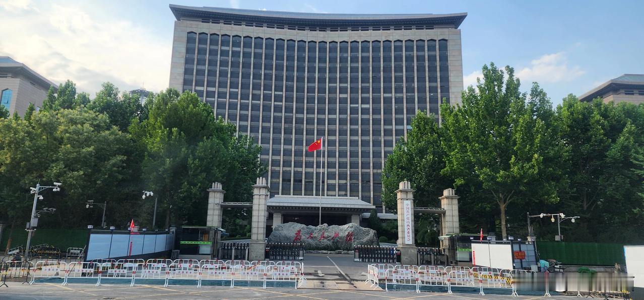 #山西太原市的标志性建筑物是哪个?#
迎泽桥东这栋建筑！