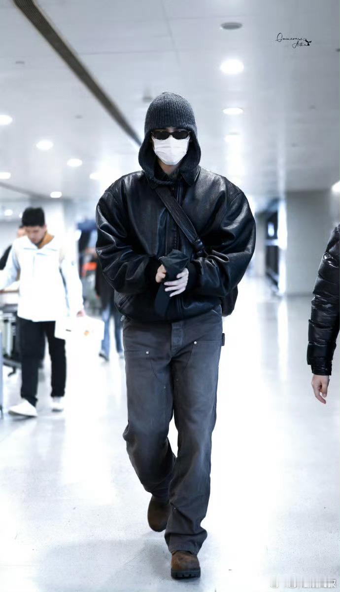 陈飞宇打耳洞了 谁懂啊，陈飞宇的单边耳洞太有感觉了，打耳洞后叛逆少爷即视感直接拉