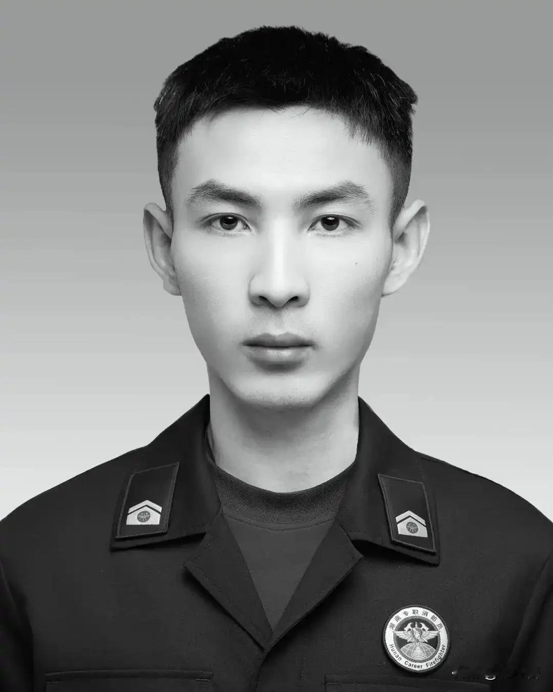 湘乡籍消防员陈树棋烈士今天回家了！明天，他将安葬在东台山烈士陵园。
 
陈树棋才