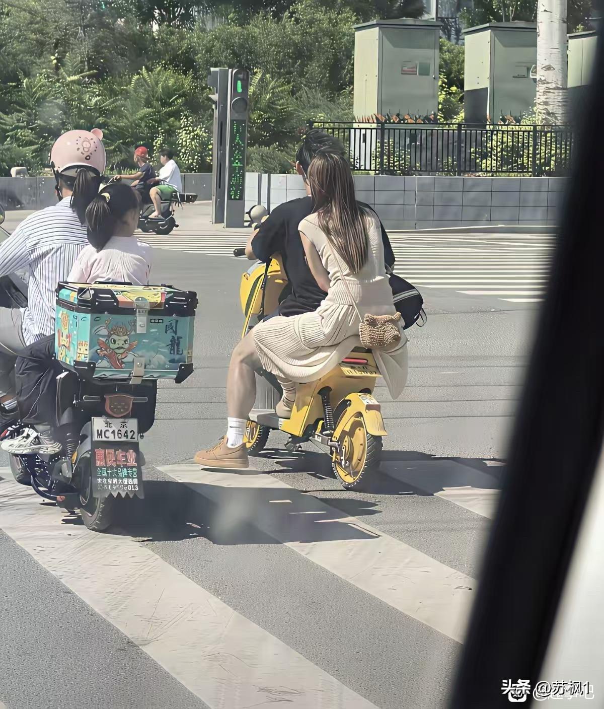 不是说漂亮女孩不是自己开着宝马就是坐在宝马车里吗？她怎么可以委屈自己坐在一辆小摩