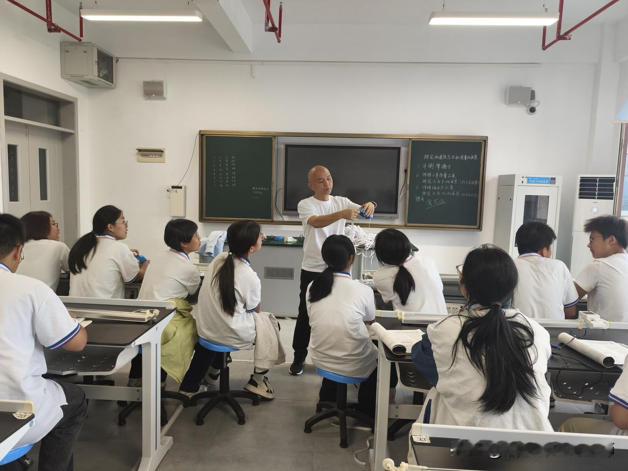 格物致知探真理，实验课堂启新知——文郡洋沙湖中学张岳斌老师开展物理分组实验教学