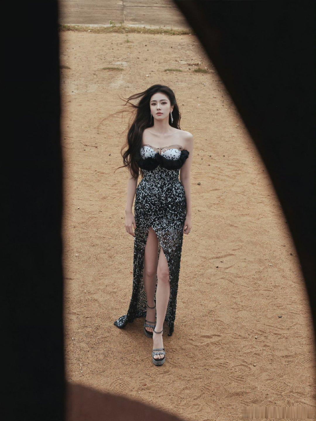 白鹿也爱看喜人 原来我们鹿鹿也爱看喜人！没先聊自己的剧反而先夸喜人，期期都追的样