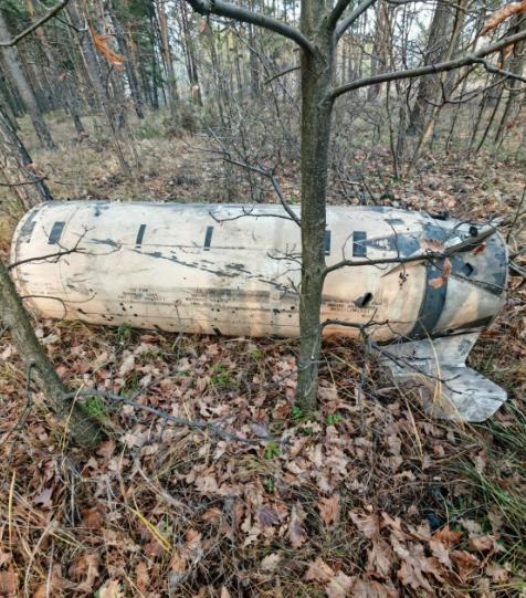 这是一节美国制造的ATACMS战术导弹残骸，被发现于俄罗斯境内的一处林地中，上面