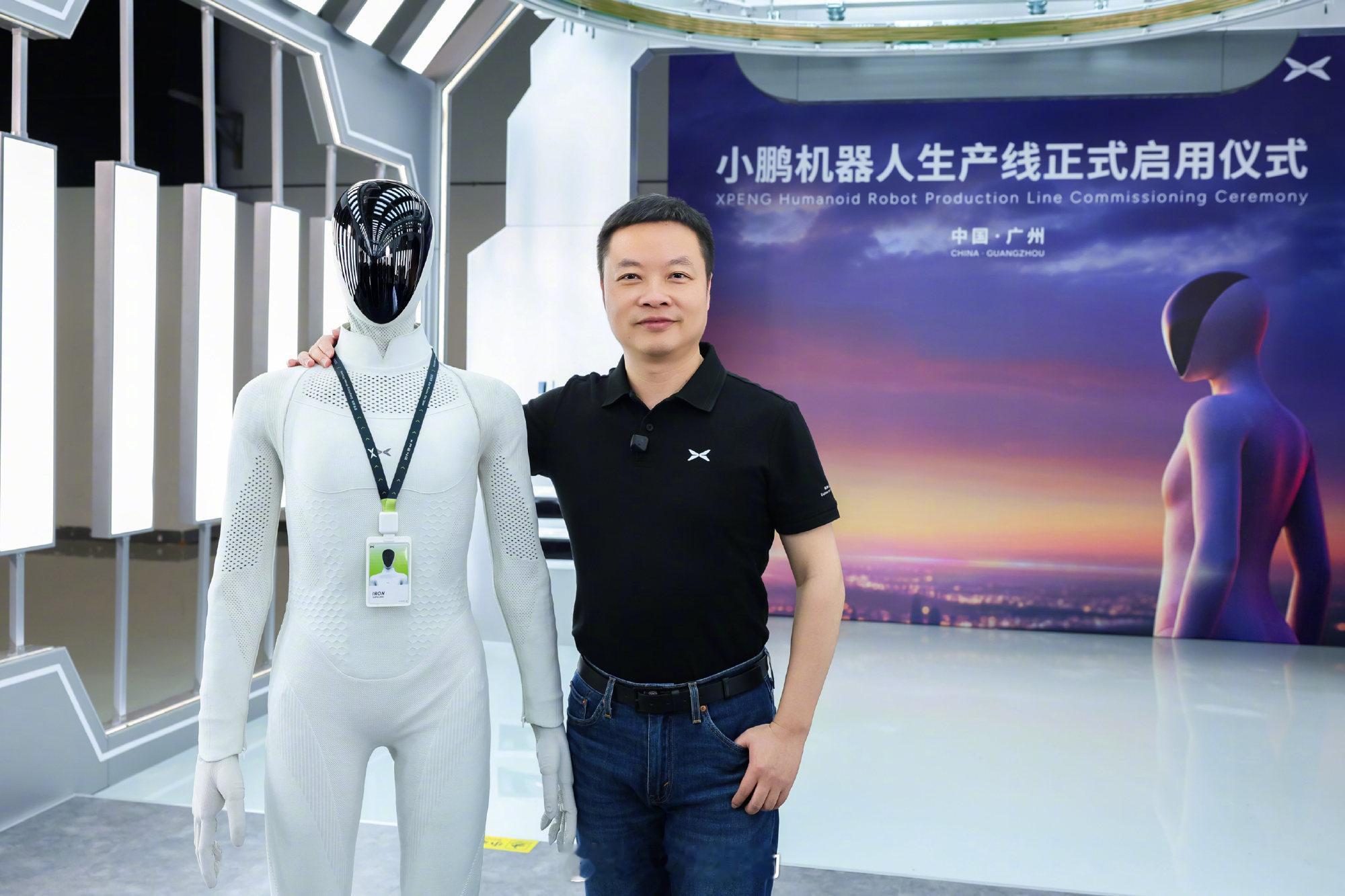 今天，小鹏第一位高阶通用人形机器人IRON自己走下产线，何小鹏亲手为它戴上工牌。